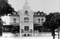 Die erste „Heimat“ des Theatervereins: Der Gasthof „Restauration Glück Auf“ (heute: Pizzeria Rimini) - hier ein Bild aus dem Jahre 1938. Rechts daneben (nicht sichtbar) war der Anbau des „Harlander Kinos“, später bekannt als „ Discothek Visage“. © StaP