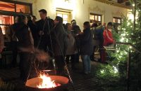 Kalt aber stimmungsvoll: Der Beginn der Feier vor dem Hoisl-Bräu © OVTP / gp