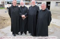 Die Mönche in ländlicher Idylle (v.l.): Ernst Sägmüller, Max-Josef Lippl, Rainer Hofmann, Alex Bader © OVTP