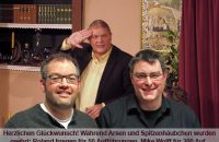 Herzlichen Glückwunsch! Während des Stückes "Arsen und Spitzenhäubchen" wurden geehrt: Roland Irregen für 50 Auftritte, Mike Wolff für 200 Aufführungen und Stefan Frick für 200 mal im Einsatz für die Bühnentechnik. © OVTP