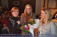 Claudia Herdrich (re.) ehrte für ihren Einsatz die Kostüm- und Maskenfeen Ilona Krämer (li.) und Resi Wernhard (nicht im Bild), sowie aus der Vorstandschaft Roland Irregen (nicht im Bild) © G. Prantl / OVTP