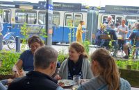 Sightseeing macht hungrig. Brotzeitpause am Tram-Wendeplatz © G. Prantl / OVTP