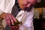 Des brennt den trockna Hois scho weg: Eine aromatische Tinktur und a weng a Salzsäure. © da/ovtp