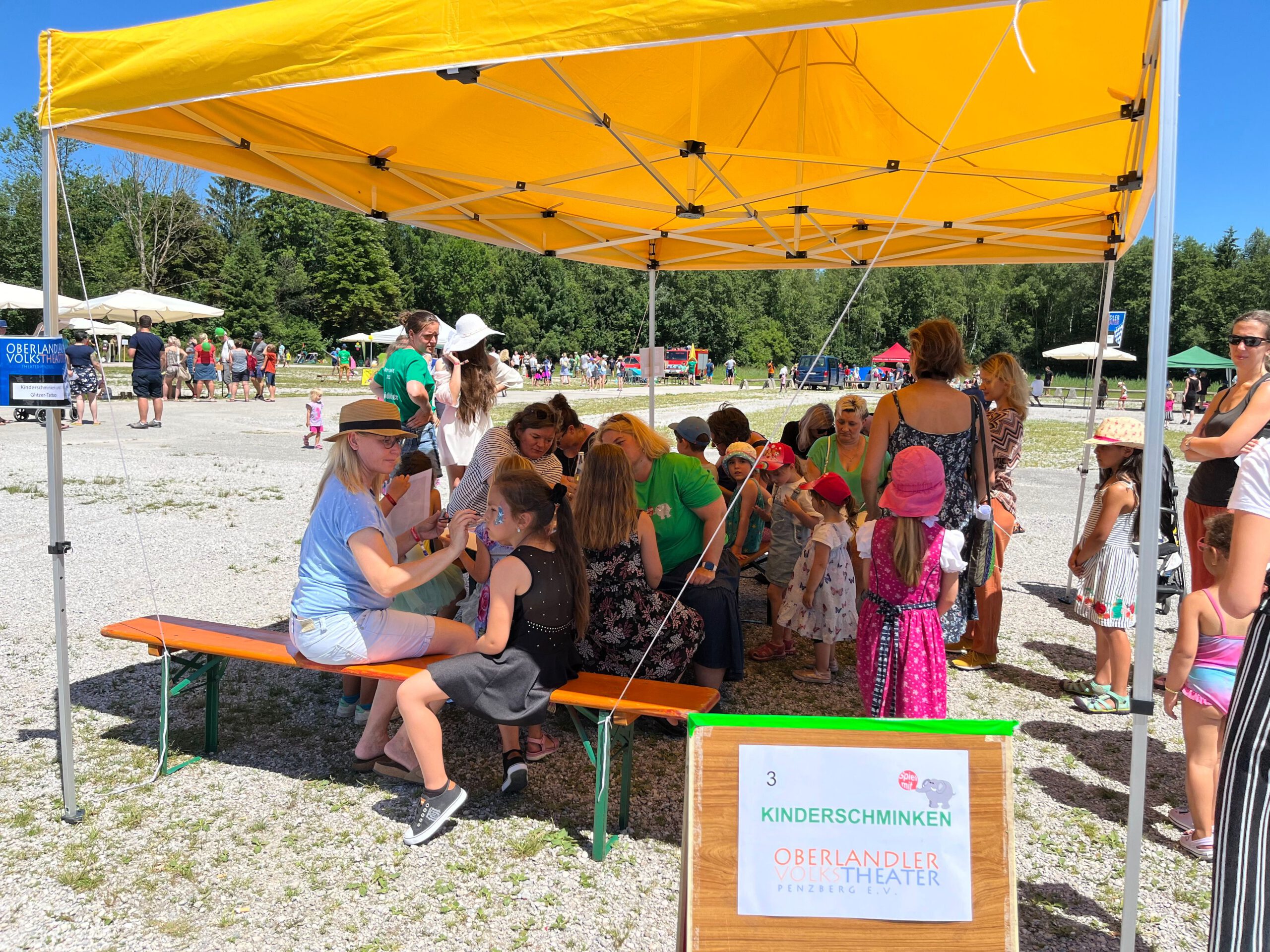 Spielfest großer Andrang beim Kinderschminken